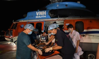 Điều máy bay ra biển đưa ngư dân bị đột quỵ về đất liền cấp cứu