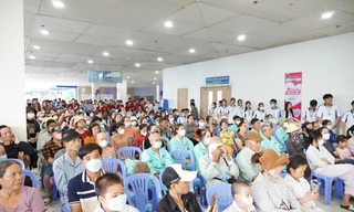 Mỗi ngày gần 5.000 lượt bệnh nhân khám, nhập viện, Bệnh viện Ung bướu TPHCM 'căng sức' ứng phó