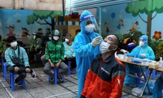 Quá tải các điểm xét nghiệm COVID-19: Doanh nghiệp phải tự xét nghiệm cho shipper