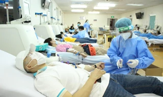 Vượt qua nỗi sợ, đội mưa đi hiến máu cứu người mùa dịch