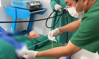 Sán dài 1m 'cư ngụ' trong cơ thể nam thanh niên vì món ăn nhiều người Việt nghiện