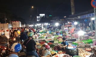 Chợ đầu mối lớn nhất TPHCM bị 'bủa vây'