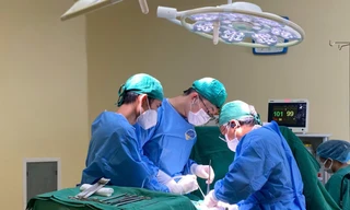 Phát hiện 'quả trứng' trong ổ bụng cụ ông gần 100 tuổi sau nhiều ngày bí tiểu