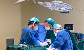 Phát hiện 'quả trứng' trong ổ bụng cụ ông gần 100 tuổi sau nhiều ngày bí tiểu