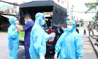 Nhân viên y tế tham gia hỗ trợ phòng chống dịch COVID-19 tại huyện Hóc Môn, TPHCM 