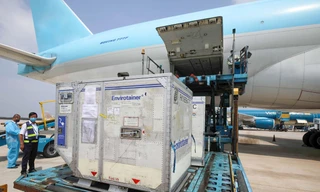 Các đơn hàng vắc xin với số lượng lớn liên tiếp được chuyển về Việt Nam phục vụ chống dịch