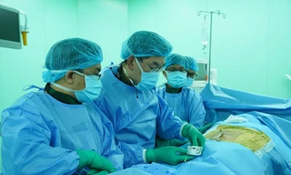 Dùng xung điện để điều trị đau cho người bệnh