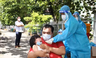 Theo chân bác sĩ lấy mẫu xét nghiệm vào điểm nóng dịch COVID-19