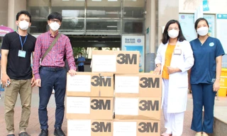 Tuyến đầu chống dịch tiếp nhận vật tư y tế từ bạn đọc Tiền Phong