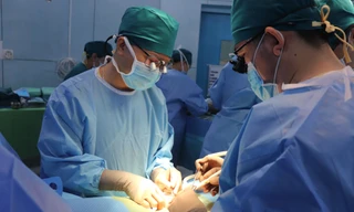 Ghép thận cứu bé gái mắc đột biến gen hiếm gặp