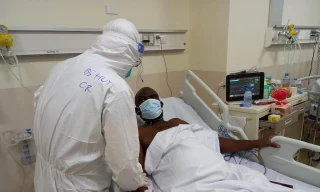 Nỗ lực cứu sống nhiều bệnh nhân nước ngoài mắc COVID-19