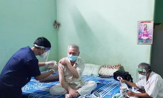 TPHCM: 'Đi từng ngõ gõ từng nhà' chích vắc xin COVID-19