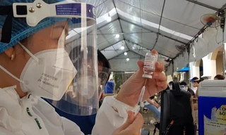 Người dân có thể chủ động đăng ký tiêm vắc xin COVID-19 mũi 2