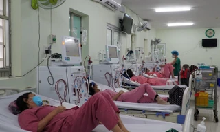 Mang âm nhạc, thức ăn miễn phí tới bệnh nhân chạy thận nhân tạo