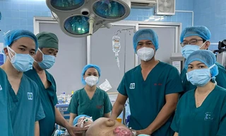 6 giờ cân não bóc khối bướu khổng lồ hơn 20kg cho cô gái 24 tuổi