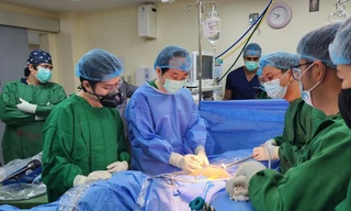 Bác sĩ Việt Nam 'cầm tay chỉ việc' đồng nghiệp Philippines phẫu thuật robot