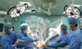 Dùng robot phẫu thuật cứu cụ bà U90 bị ung thư đại tràng 