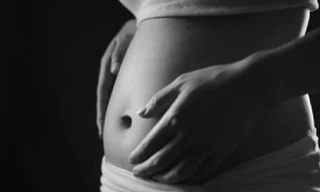 Thiếu nữ đi du học trở về bụng phình to khiến phụ huynh tá hỏa