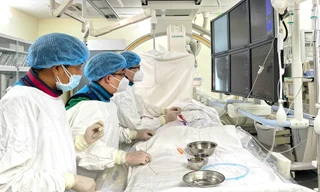 Mâu thuẫn trong trận bóng đá, nam sinh viên bị đâm xuyên cổ