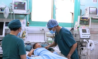 Bé gái suýt mất mạng vì 'chơi đùa' với cửa cuốn