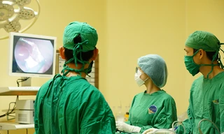 Mẹ con thai phụ nguy kịch vì u buồng trứng xoắn hiếm gặp