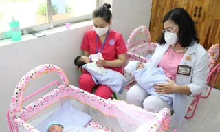 Tôn vinh những 'người mẹ' thầm lặng nuôi dưỡng trẻ trong tâm bão COVID-19