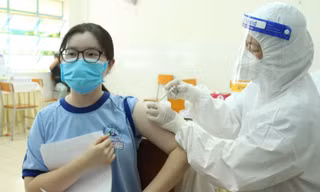 TPHCM rút ngắn thời gian tiêm nhắc vắc xin COVID-19