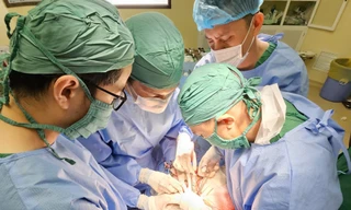 Cứu sống bệnh nhân bị vỡ túi phình động mạch chủ, máu 'phun thành vòi'