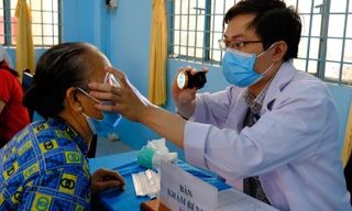 TPHCM: Bệnh đau mắt đỏ gia tăng trong thời tiết giao mùa