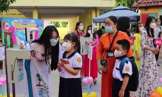 Trẻ em không chích ngừa có được đi học không?