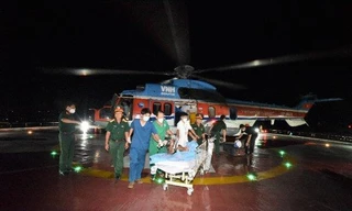 Trực thăng vượt màn đêm cứu ngư dân đột quỵ trên biển