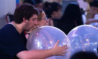 TPHCM: Du khách nước ngoài gục trên đường, nguy kịch sau khi hít bóng cười