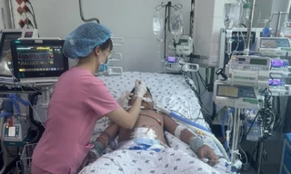 Bé trai nguy kịch vì bệnh truyền nhiễm nguy hiểm