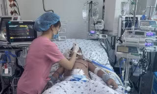 Bé trai nguy kịch vì bệnh truyền nhiễm nguy hiểm