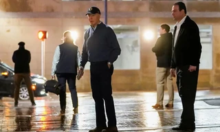 Tổng thống Mỹ Joe Biden ở hiện trường vụ va chạm xe. (Ảnh: Reuters)