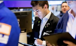 Nhà đầu tư trên sàn chứng khoán New York ngày 23/8. (Ảnh: NYSE)