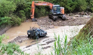 Chiếc xe chở 4 du khách Hàn Quốc bị lũ cuốn trôi