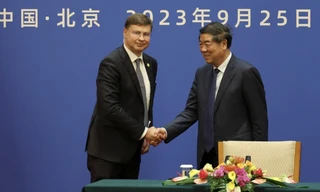 Quan chức phụ trách thương mại EU Valdis Dombrovskis và Phó Thủ tướng Trung Quốc Hà Lập Phong trong cuộc gặp tại Bắc Kinh. (Ảnh: Reuters)