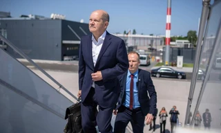 Thủ tướng Đức Olaf Scholz và một vệ sĩ phía sau. (Ảnh: AP)