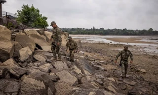 Binh lính đi bộ bên dòng sông Dnipro ở Novovorontsovka. (Ảnh: Guardian)