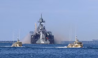 Các tàu Hải quân Nga gần cảng Sevastopol ngày 16/2/2022. (Ảnh: Reuters) 