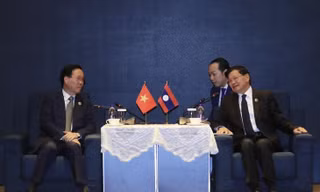 Chủ tịch nước Võ Văn Thưởng gặp Tổng Bí thư, Chủ tịch nước Lào Thongloun Sisoulith ngày 19/10 tại Bắc Kinh. (Ảnh: TTXVN)