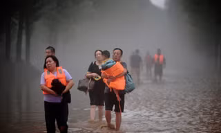 Người dân Trác Châu sơ tán khỏi vùng lũ ngày 1/8. (Ảnh: Reuters)