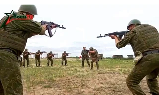 Binh lính Belarus tham gia bài huấn luyện với Wagner ngày 14/7. (Ảnh: AP)