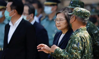 Bà Thái Anh Văn (giữa)