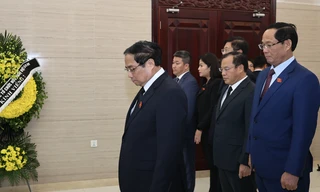 Thủ tướng Phạm Minh Chính dẫn đoàn viếng nguyên Thủ tướng Trung Quốc Lý Khắc Cường tại Đại sứ quán Trung Quốc ngày 1/11. (Ảnh: Chinhphu.vn)