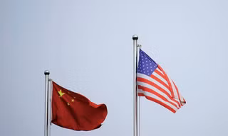 Quốc kỳ Mỹ và Trung Quốc. (Ảnh: Reuters)