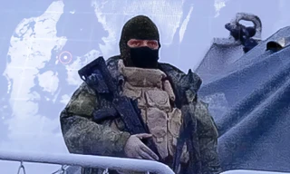 Một lính hải quân đứng trên tàu Đô đốc Vladimirsky trong thước phim do đài truyền hình Na Uy quay