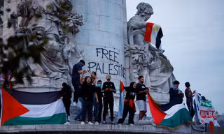 Người biểu tình ủng hộ Palestine ở Pháp ngày 12/10. (Ảnh: Reuters)