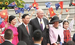 Chủ tịch nước Võ Văn Thưởng và Phu nhân đón Toàn quyền Australia David Hurley và Phu nhân. (Ảnh: Như Ý)